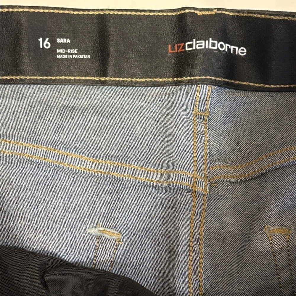 Liz Clairborne mid-rise dark wash denim jean shorts size 16 - Picture 3 of 5